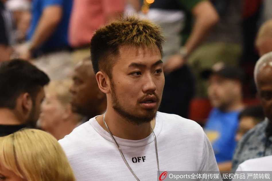 逐梦拉斯维加斯,丁彦雨航拼尽全力赢尊重 丁彦雨航持球突破,面对热火队的防守悍将毫无惧色,坚决冲击篮筐。