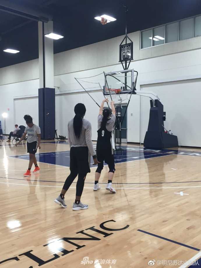 山猫队媒体日上，邵婷与队友们亲密地靠在一起，面对镜头开怀大笑，这一刻，国籍与语言的界限消失了，只剩下篮球带来的纯粹的快乐与姐妹般的情谊。