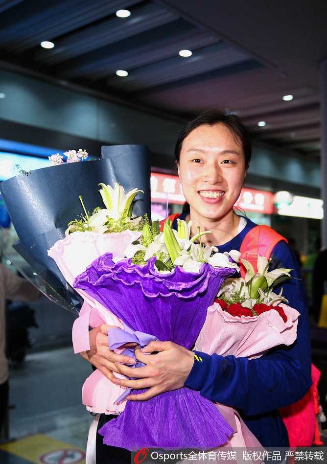 邵婷美国特训归来抵达北京 手捧鲜花笑容灿烂 手捧鲜花的邵婷,脸上洋溢着回家的喜悦,眼中闪烁着对未来的坚定