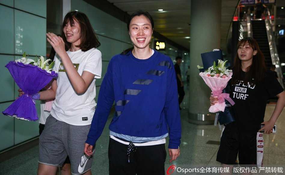 邵婷美国特训归来抵达北京 手捧鲜花笑容灿烂 好友在机场大厅热情迎接邵婷,两人相拥而笑,场面温馨动人