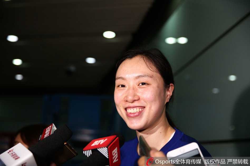 邵婷美国特训归来抵达北京 手捧鲜花笑容灿烂 邵婷手持鲜花走在机场通道上,背影充满力量,开启回国后的新征程