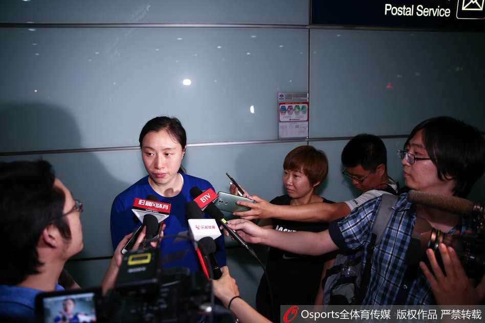 邵婷美国特训归来抵达北京 手捧鲜花笑容灿烂 面对媒体的长枪短炮,邵婷笑得十分灿烂,从容分享美国之行的收获