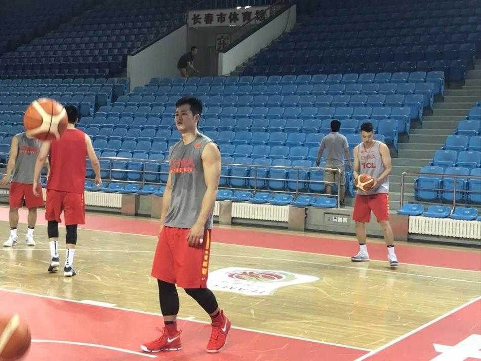 合练间隙，邹雨宸与队友在场边认真听主教练张庆鹏讲解战术，眼神坚定，即便是在恢复后的首训中也全神贯注，渴望尽快融入比赛节奏。