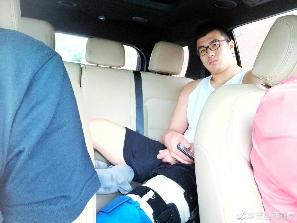 邹雨宸手术顺利晒图致谢,坚强“肘子”全力回归 恢复室内,邹雨宸正在进行上肢力量训练,手臂肌肉线条分明,汗水见证了他积极康复的每一刻。