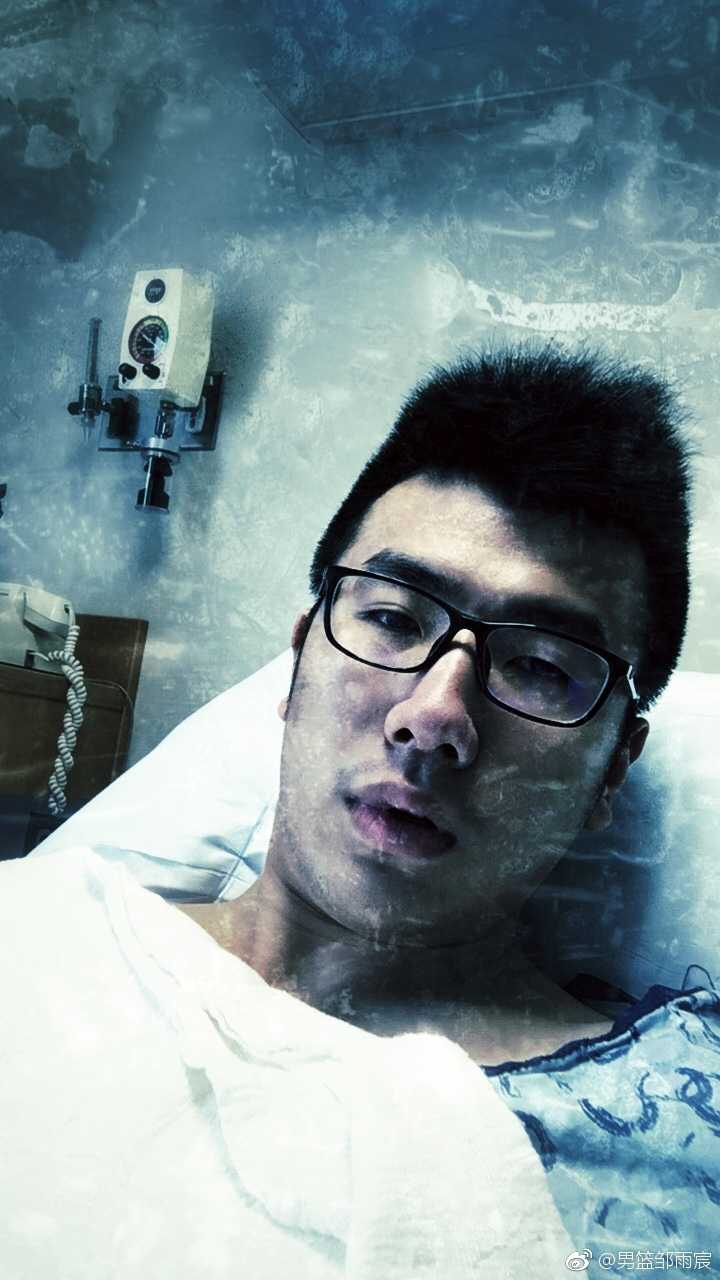邹雨宸手术顺利晒图致谢,坚强“肘子”全力回归 邹雨宸躺在病床上,虽然略显疲惫,却依然对着镜头竖起大拇指,眼神中透露出不屈的坚定。