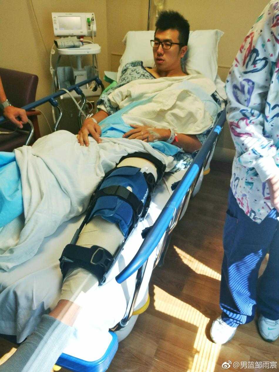 邹雨宸手术顺利晒图致谢,坚强“肘子”全力回归 球场上,邹雨宸独自进行投篮练习,专注地瞄准篮筐,仿佛在向过去的阴霾宣战,期待重新证明自己。