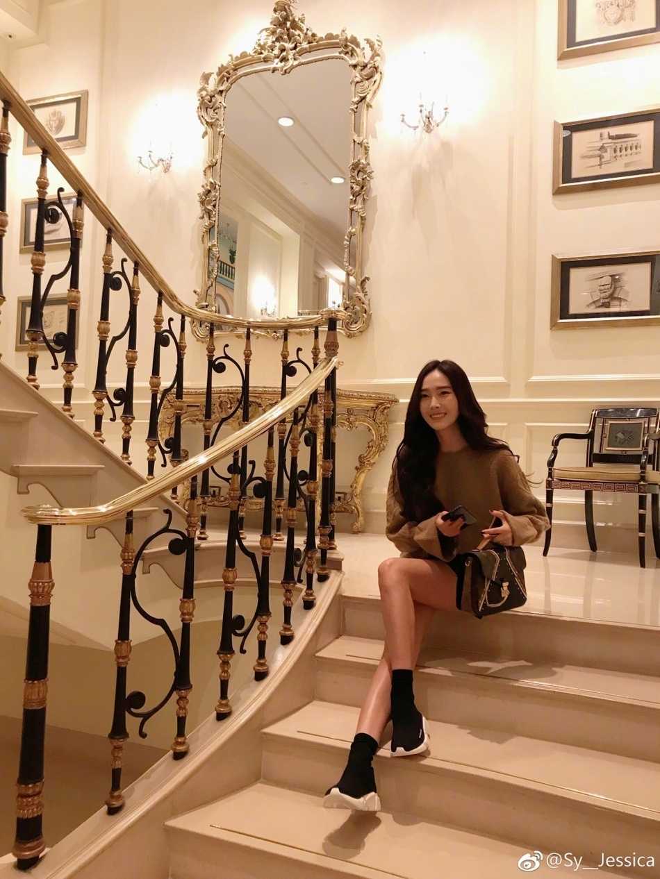 郑秀妍休闲装扮下难掩出众气质，她的双腿在任何姿态下都能构成一幅和谐而充满张力的画面