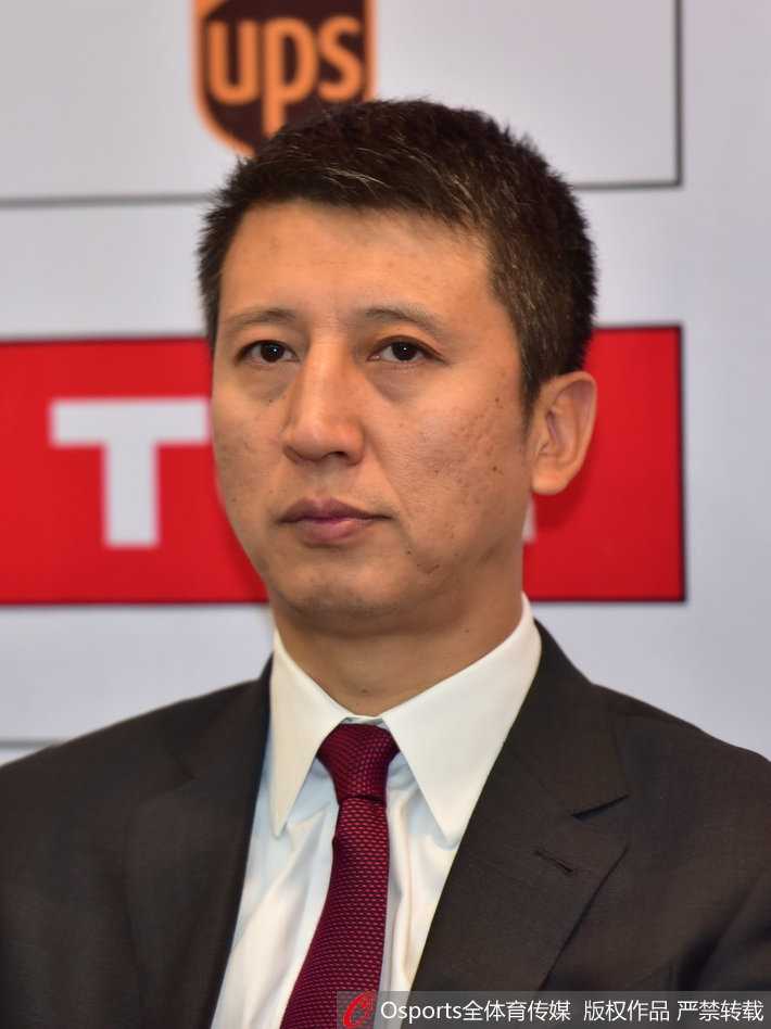 哈德森手捧比赛用球在发布会上面露微笑，这场大胜让他心情愉悦。