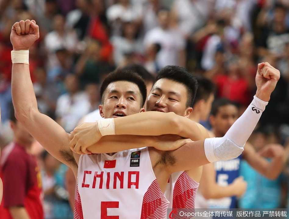 面对双人包夹的严密防守，郭艾伦毫无惧色，凭借娴熟的控球技巧和爆发力强行撕开防线，展现出亚洲顶尖后卫的突破能力。