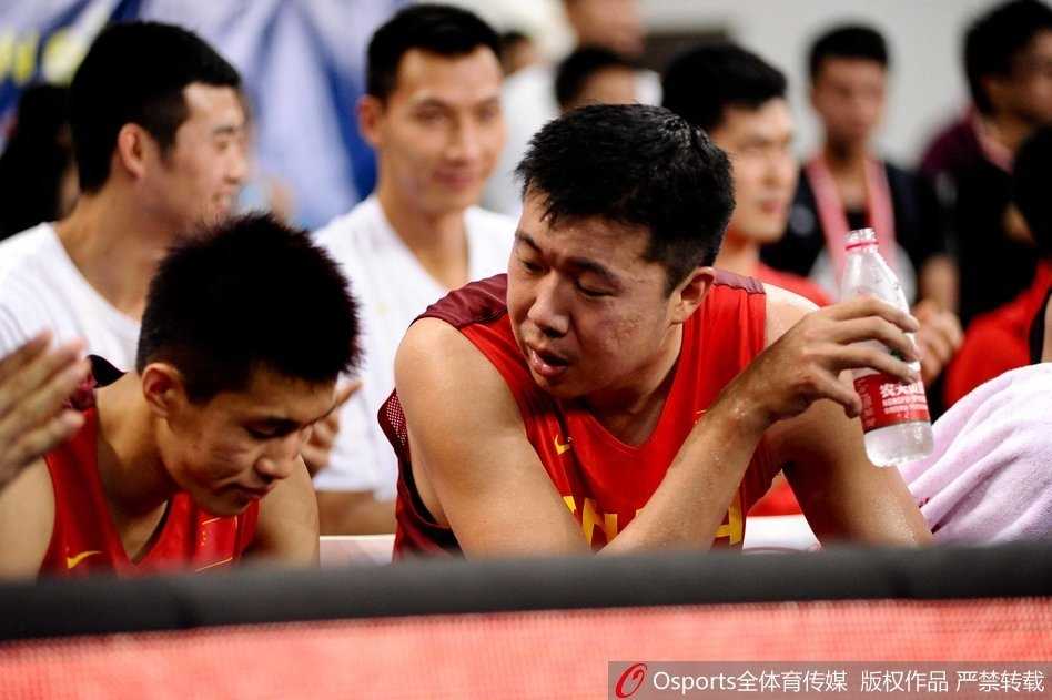 年少时的郭艾伦身披国家队战袍，眼神坚定，运球突破时意气风发，青涩面庞下已显露出未来核心的潜质。