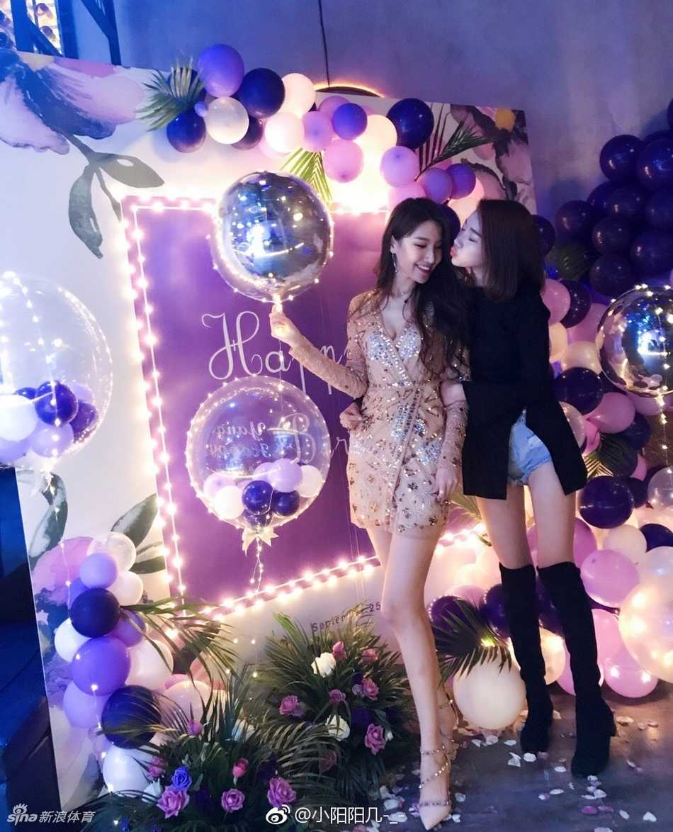 郭艾伦前女友马阳阳庆生宴,一众长腿女神齐聚惊艳时光 闺蜜合影中,几位女神亲密相依,各具特色的美貌与高挑身材构成了一道靓丽的风景线