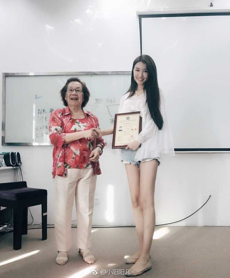 马阳阳手捧珠宝学院证书，面对镜头温婉浅笑，优雅气质中透着知性美