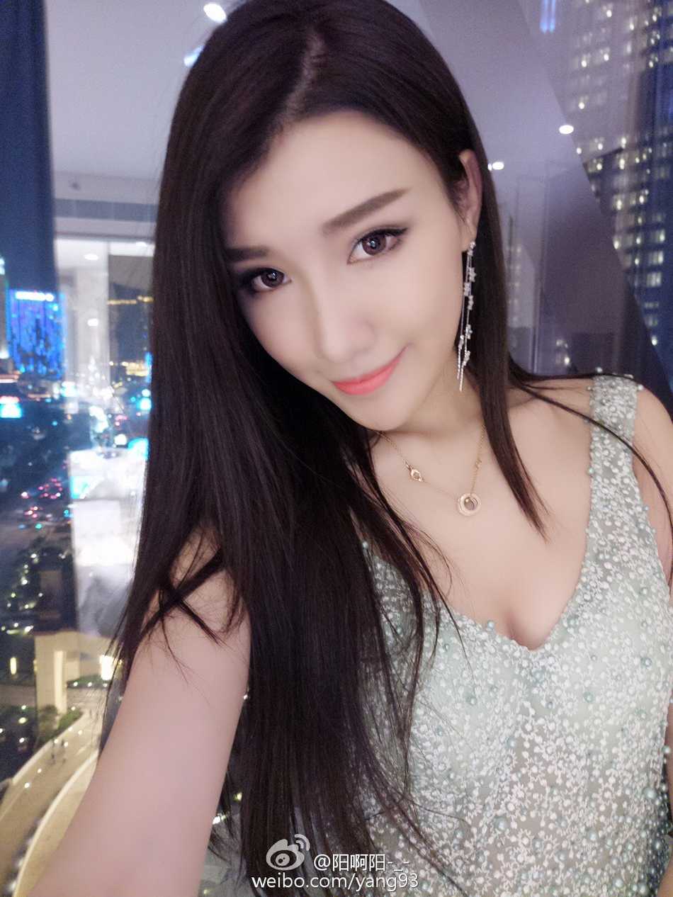 马阳阳秀出一双笔直修长的美腿，自信从容的姿态将模特的专业风范展现得淋漓尽致