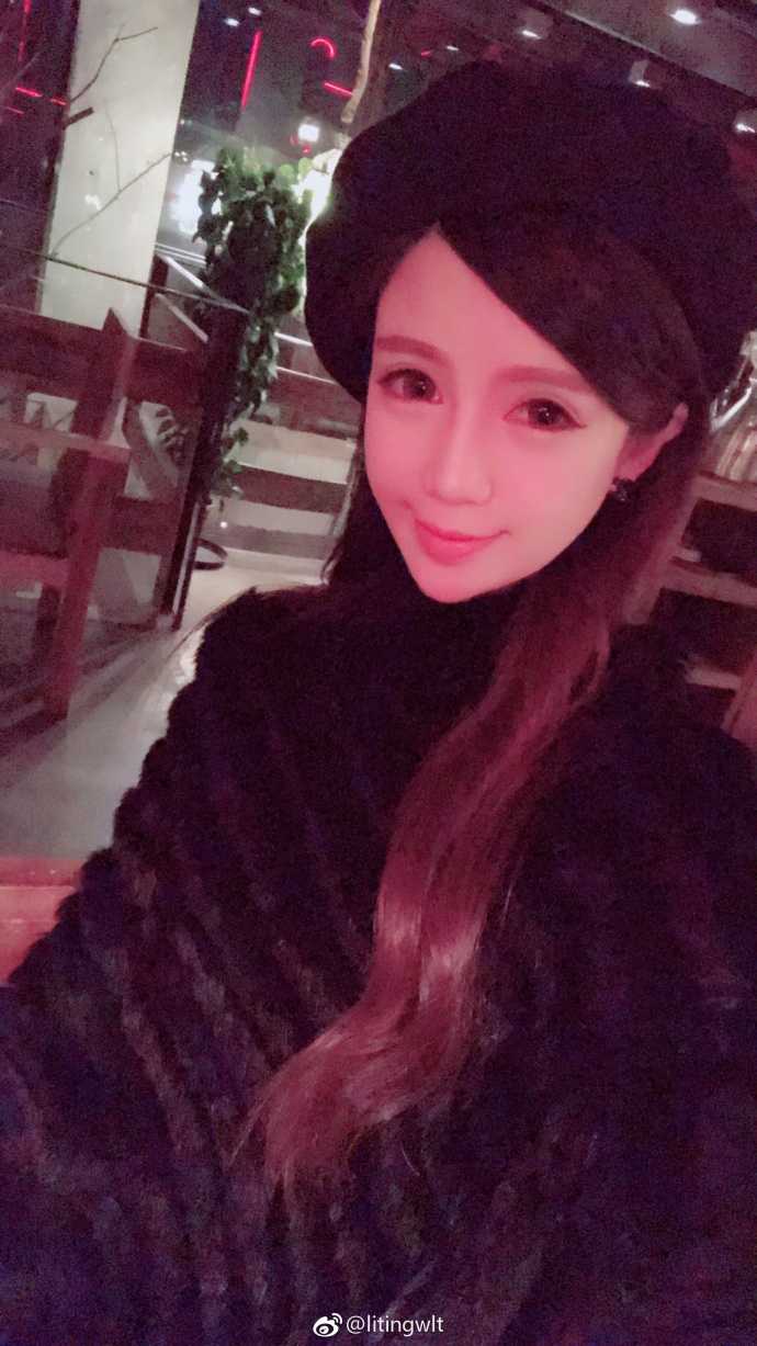 阳光洒在肩头，郭艾伦前女友身着休闲装束，回眸一笑间定格了午后惬意的时光，眼神中流露出曾经的温柔与眷恋。