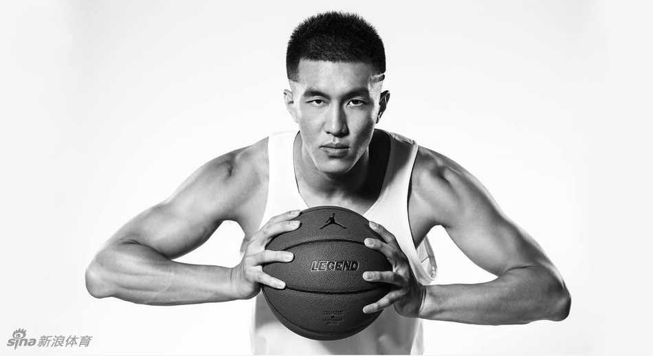 赛场上郭艾伦娴熟地完成胯下运球，眼神专注而灵动，潇洒的身姿将美式后卫的技巧与本土篮球的智慧完美融合。