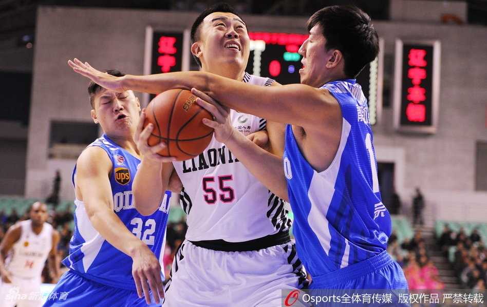 郭艾伦生日夜狂飙三十分,辽宁主场送青岛七连败 刘志轩底角埋伏,接球后果断出手,三分穿心而过,这致命一击让青岛队的追分希望彻底破灭。