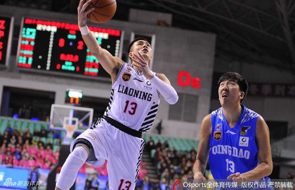 郭艾伦生日夜狂飙三十分,辽宁主场送青岛七连败 哈德森在防守球员指尖干拔而起,三分球如同精确制导的导弹,在空中划出辽宁队胜利的轨迹。