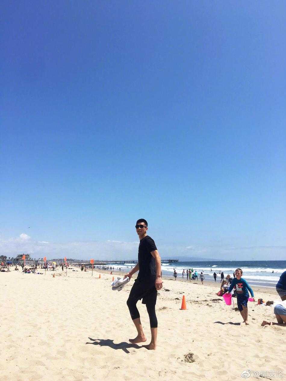 郭艾伦把身体陷在沙滩椅里，故意伸出一条腿对着镜头，运动短裤下的小腿线条修长，他带着墨镜一脸得意，仿佛在说：看，这就是你们说的长腿