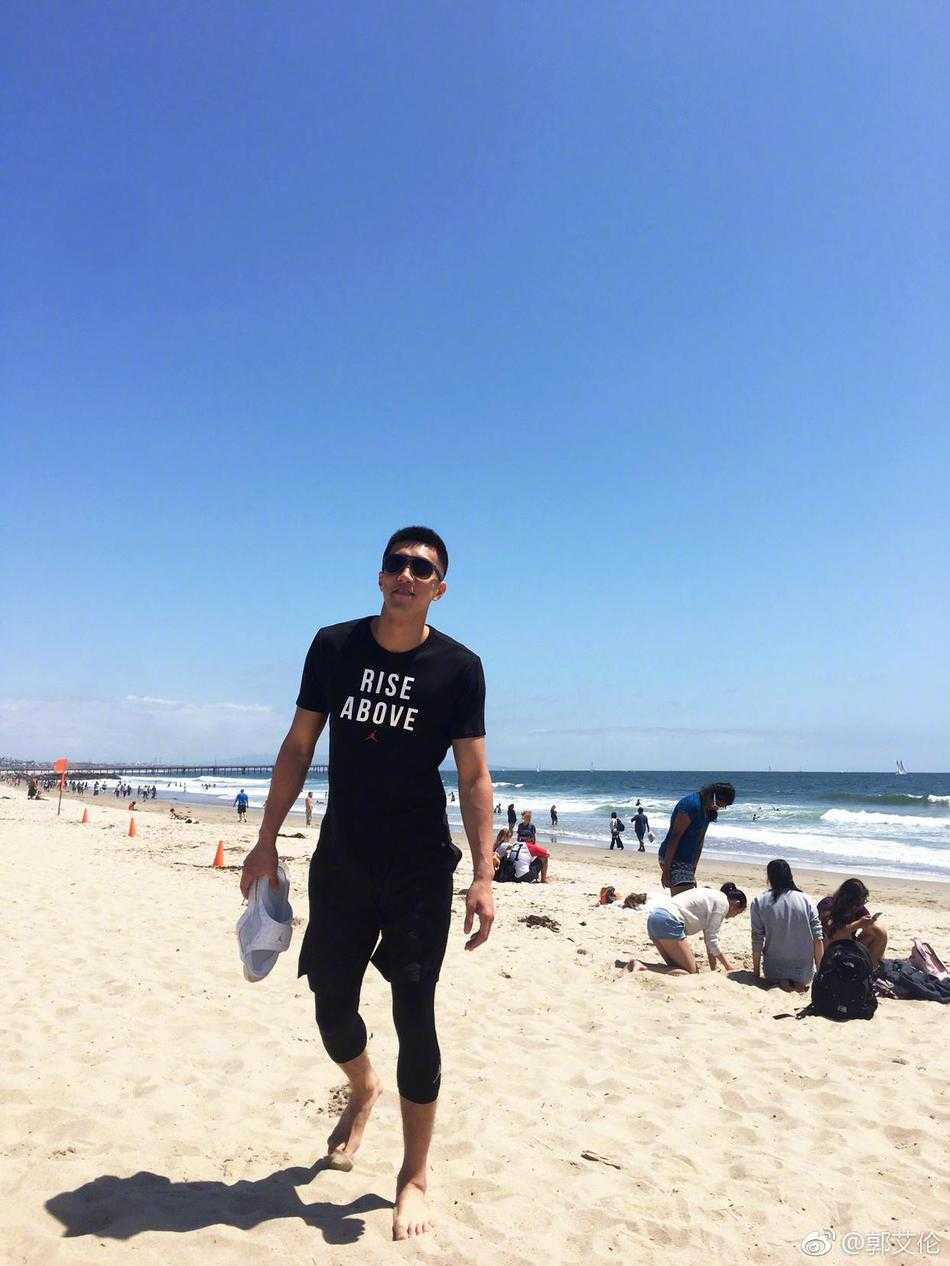 比赛结束后，郭艾伦站在一群街球手和中国球员中间，他咧着嘴笑得毫无防备，两只手随意地搭在队友肩上，背景是洛杉矶特有的棕榈树和涂鸦墙，记录下了那个纯粹的快乐瞬间