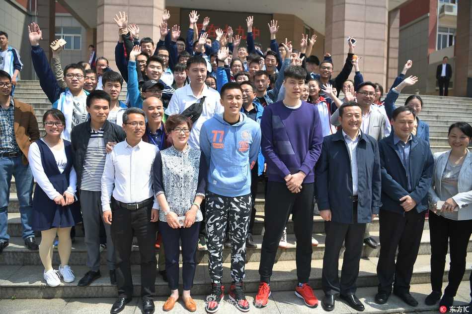 郭艾伦被热情的球迷层层包围，面对镜头他开怀大笑，享受着这份来自校园的纯粹喜爱。