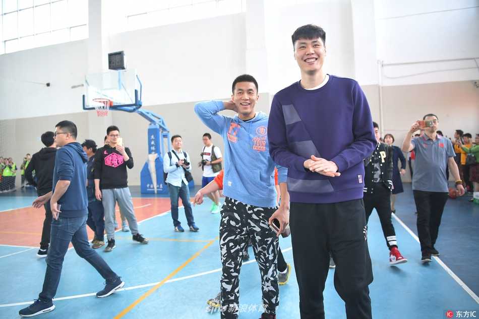 活动结束后，郭艾伦与贺天举一同站在师生中间，面对镜头竖起大拇指，记录下这张充满纪念意义的全家福。