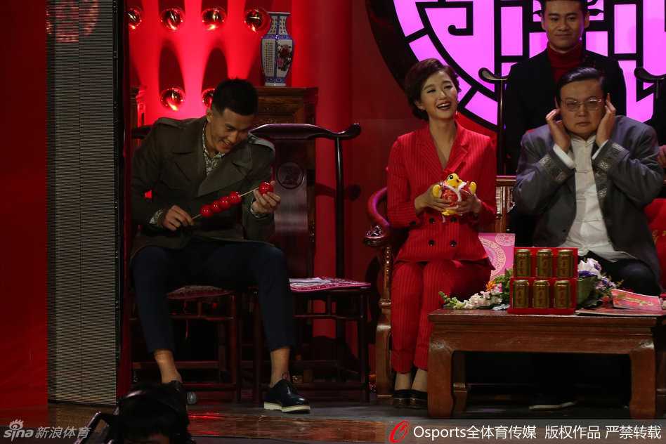 录制间隙，郭艾伦轻松地盘腿坐在后台，单手举着手机对镜自拍，另一只手还不忘比出标志性的剪刀手，眼神里满是‘我怎么这么好看’的得意。