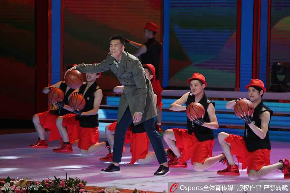 演出成功的郭艾伦彻底玩嗨了，他调皮地吐着舌头，脸上挂着大大的笑容，张开双臂在舞台上飞奔，像一个刚拿到满分试卷向父母炫耀的孩子。