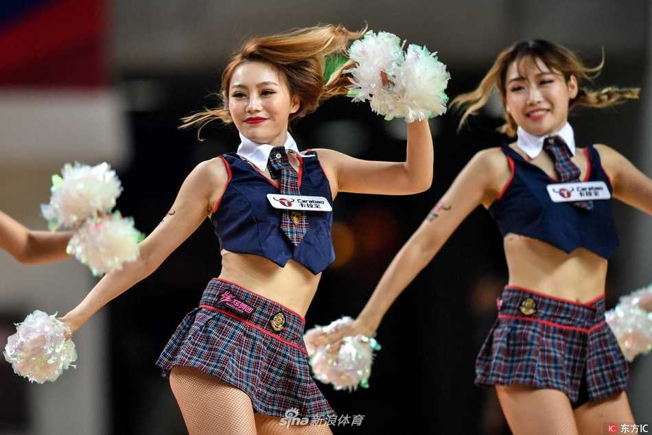 尽管画面模糊，但依然能感受到啦啦宝贝们整齐划一的舞蹈动作和充满力量的律动，她们正全情投入地为即将开始的比赛预热。