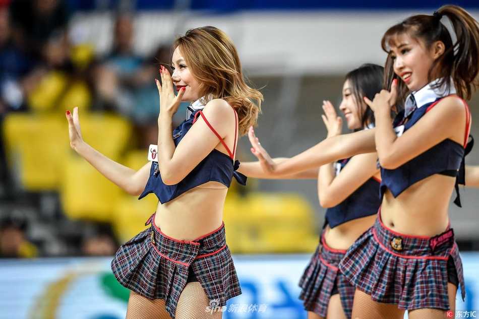 即使是静态的图片，也能看出这位啦啦宝贝旋转跳跃时的飘逸发丝和飞扬神采，她正用尽全力为场上的球员们加油鼓劲。