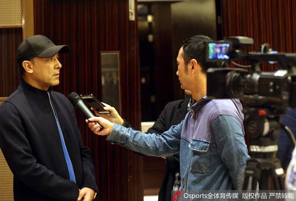 球员们围坐在餐桌前，目光专注地看向前方。桌上摆满了精致的菜肴，但他们的神情更像是在聆听一场战斗部署。这种安静的专注，透露出这支年轻队伍特有的纪律感，即便是在放松的酒会时刻，也难掩眼神中对胜利的渴望。