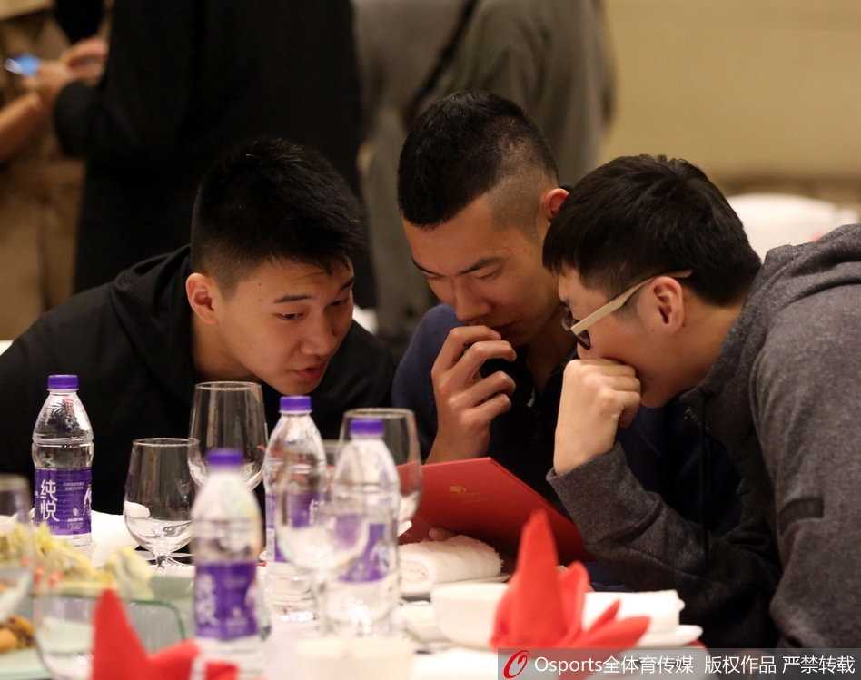 酒会的轻松时刻，一位队员被工作人员逗得开怀大笑，眼睛眯成了一条缝。这种发自内心的爽朗笑声，在紧张的备战期显得弥足珍贵。它告诉人们，即便前路荆棘密布，这群小伙子依然拥有苦中作乐的豁达心。