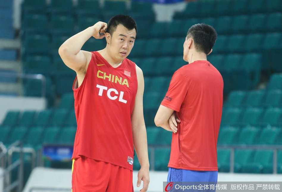 金砖赛场初试锋芒,杜锋与韩德君共筑中国男篮蓝队内线新篇章 面对俄罗斯双人包夹,韩德君高高跃起,在对抗中强硬摘下前场篮板,落地瞬间他双臂张开护住篮球,眼神中透露出不容侵犯的威严。