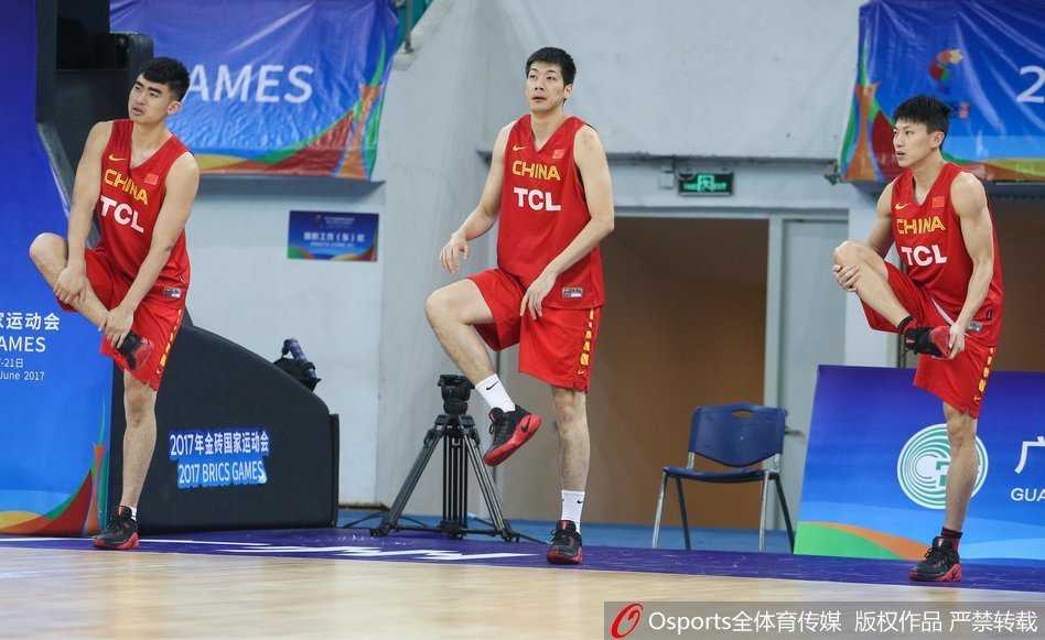 金砖赛场初试锋芒,杜锋与韩德君共筑中国男篮蓝队内线新篇章 终场哨响,杜锋走向场内,他没有责备失落的弟子,而是轻轻拍了拍韩德君的后背,两人并肩而立,目光望向远方,那里有对未来的无限期许。