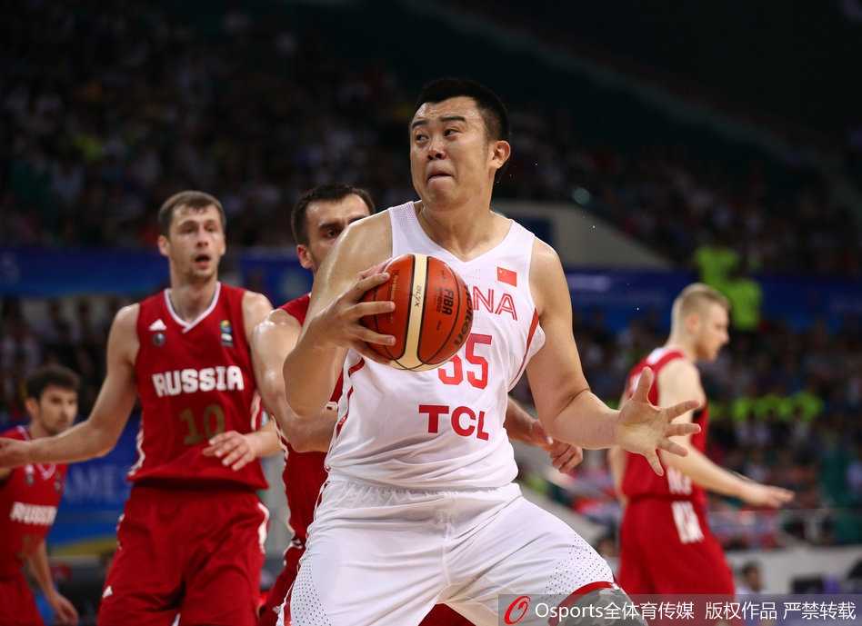 金砖赛场巅峰对决:韩德君力扛俄罗斯高塔,中国男篮蓝队虽败犹荣 中国男篮蓝队首发五虎神情坚毅踏入战场,天河体育馆内五星红旗随风舞动