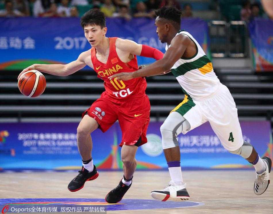 金砖赛场青春风暴 中国男篮蓝队大胜南非显锋芒 赛后,中国男篮蓝队的全体队员围拢在场地中央,肩搭着肩,齐声高喊加油,团队凝聚力在这一刻展现得淋漓尽致。