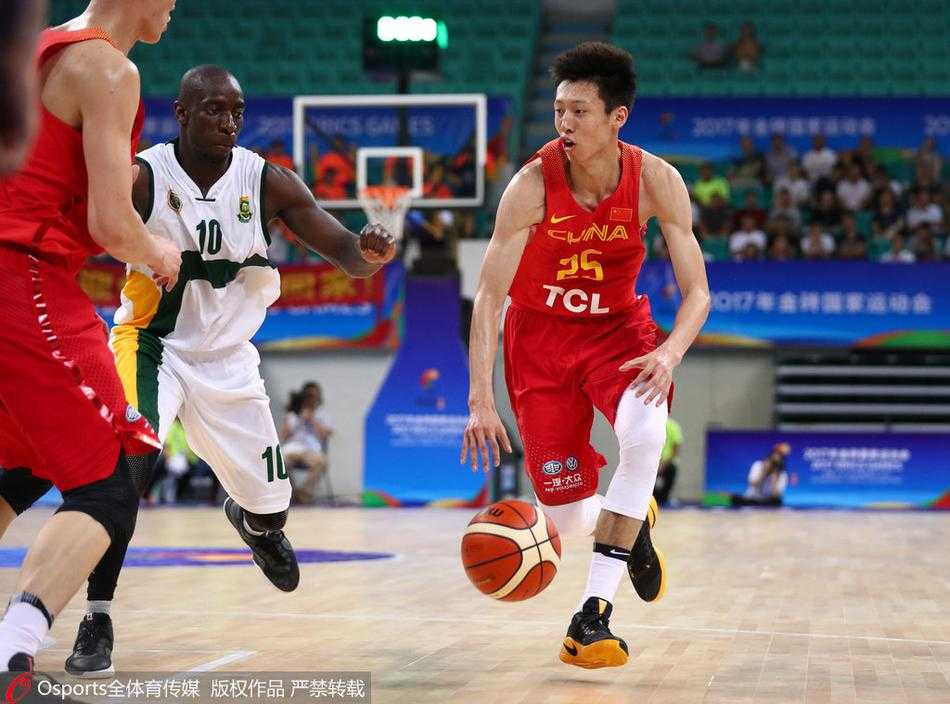 金砖赛场青春风暴 中国男篮蓝队大胜南非显锋芒 胡金秋在防守端展现出了惊人的弹性,他高高跃起,手臂完全伸展,试图封盖对手的一次投篮,内线的激烈对抗火花四溅。