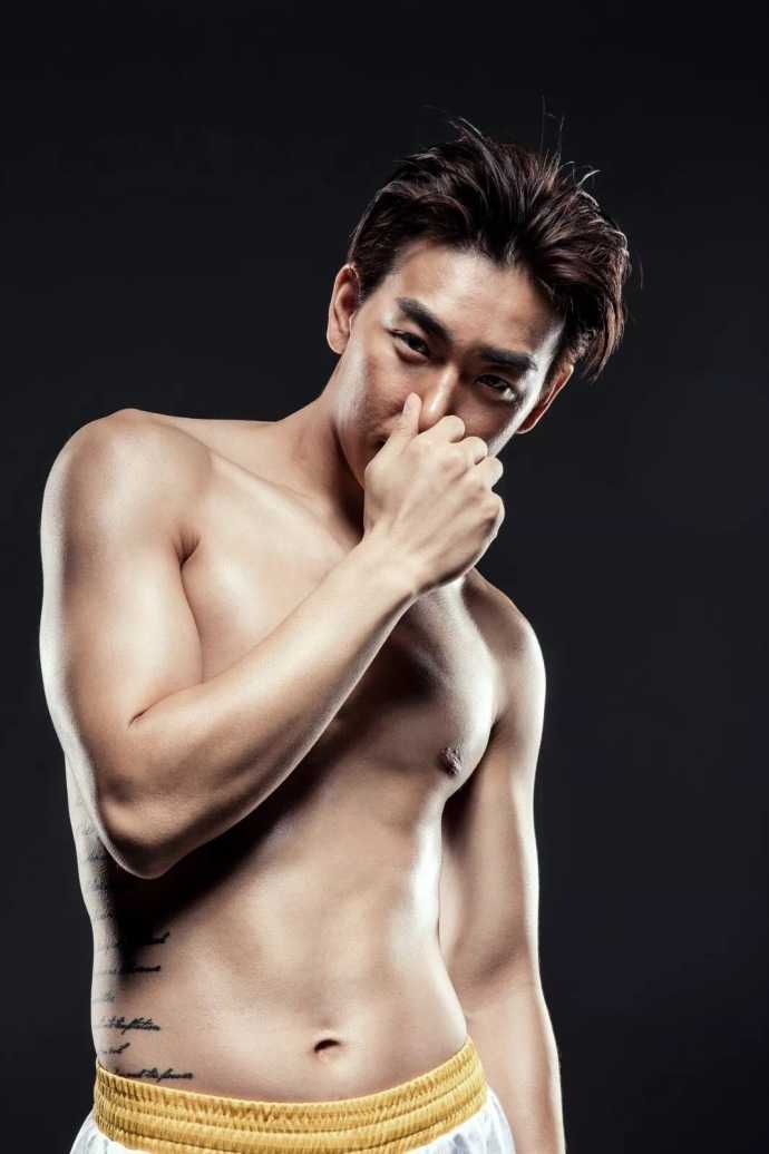 金陵新王气 同曦大圣归 新赛季谁是最强气场核心 内线悍将唐正东矗立禁区,宽厚背影如城墙般沉稳,眼神中透出定海神针般的霸气