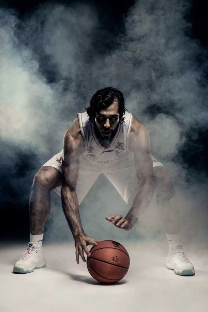 金陵新王气 同曦大圣归 新赛季谁是最强气场核心 外援多米尼克琼斯运球突破瞬间被抓拍,身形如猎豹般迅捷,写满了得分手的本能