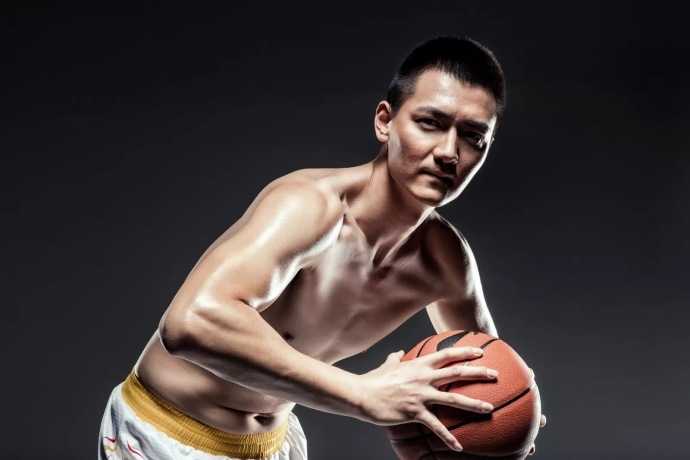 金陵新王气 同曦大圣归 新赛季谁是最强气场核心 队长冯欣紧锁眉头持球凝视,身体微微前倾,仿佛下一秒就要撕裂防线送出致命助攻