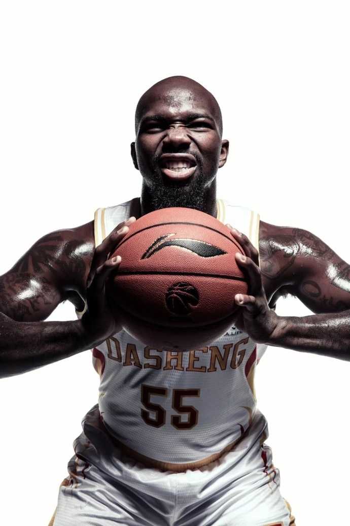 金陵新王气 同曦大圣归 新赛季谁是最强气场核心 大外援JJ希克森双臂青筋暴起,面部肌肉紧绷,野兽派内线的强硬气场扑面而来