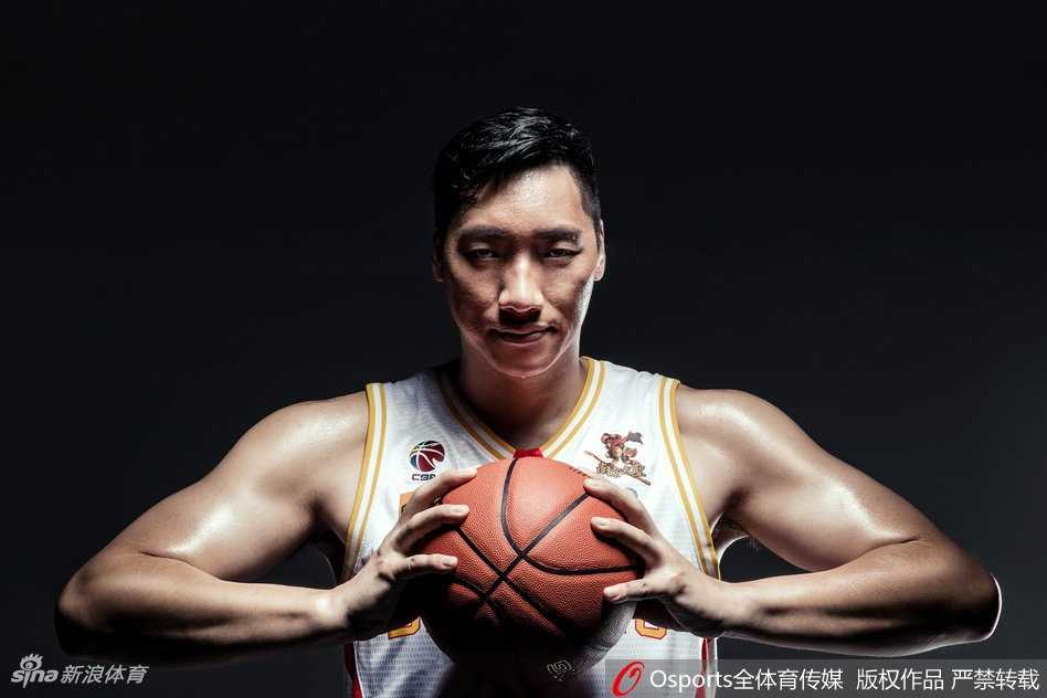 队长冯欣在烟雾中神情专注，干冰的冷峻与赛场的火热在他身上融为一体，作为球队的大脑，他将引领同曦在迷雾中寻找胜利的方向。