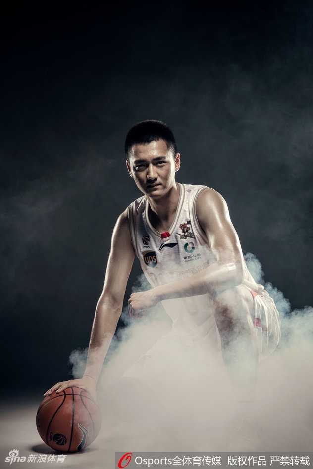 外援希克森与巴赫拉米在烟雾中并肩而立，东西方力量与技巧的碰撞，在虚幻的背景下显得格外和谐，他们将是同曦攻防两端的核心引擎。