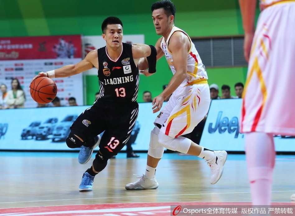 南京江宁体育中心灯火通明，全场球迷激情澎湃，共同见证同曦队史首胜辽宁的辉煌瞬间。