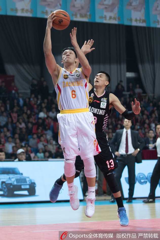辽宁队中锋韩德君篮下强攻，面对多人防守依然强势打进，本场他空砍22分18篮板的豪华数据。