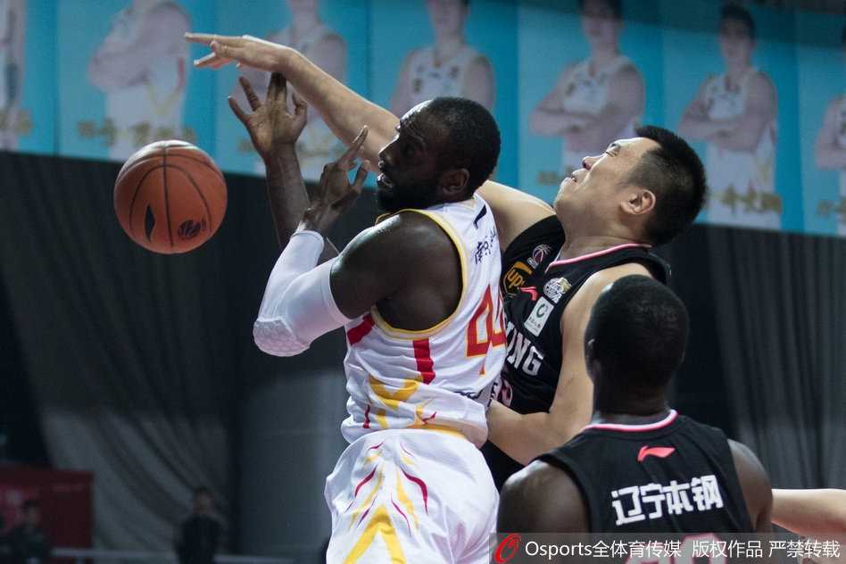 同曦核心琼斯在辽宁队多人包夹防守下，如穿花蝴蝶般突破上篮，全场砍下38分10助攻的豪华数据。