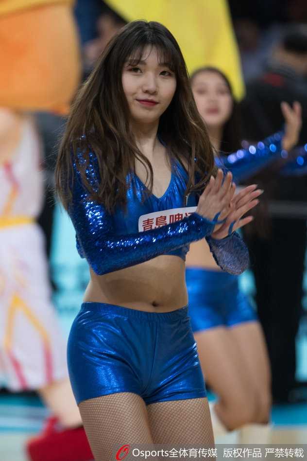 金陵赛场上的烈焰:同曦篮球宝贝与CBA第16轮的激情碰撞 在这张特写中,领舞的女孩眼神坚定而自信,双手高举打着响指,仿佛指挥着全场的呼吸节奏,火辣的身材在聚光灯下显得格外撩人。