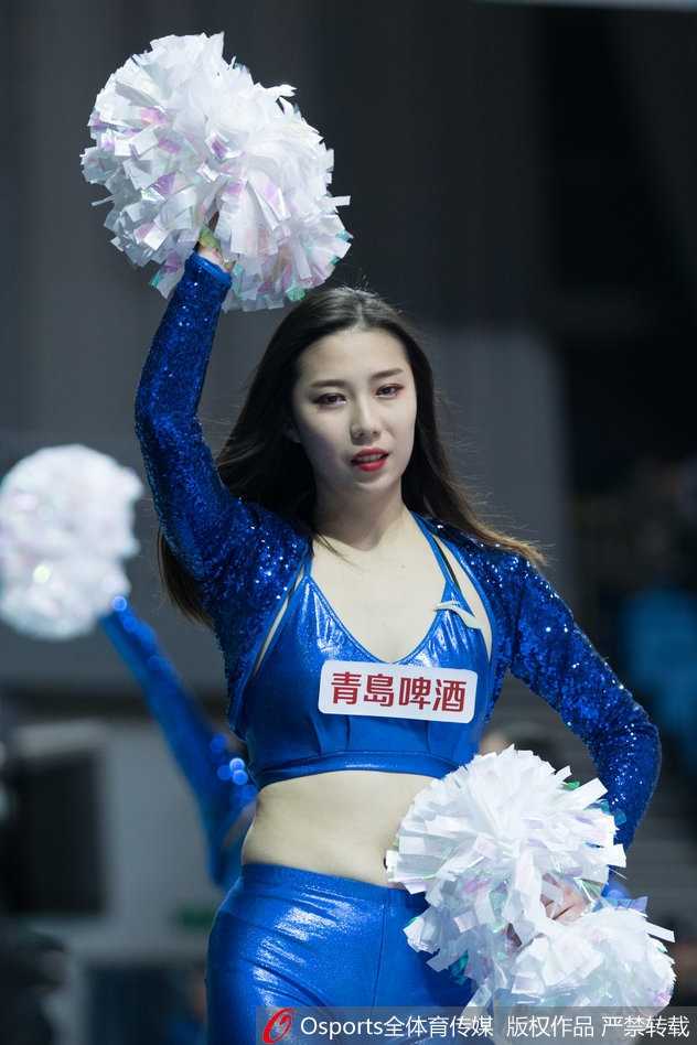 金陵赛场上的烈焰:同曦篮球宝贝与CBA第16轮的激情碰撞 这位宝贝在表演中秀出惊人的柔韧性,一个下腰动作引得全场惊呼,紧身衣在灯光下泛着微光,女性的柔美与体育的力量感在这一刻完美交融。