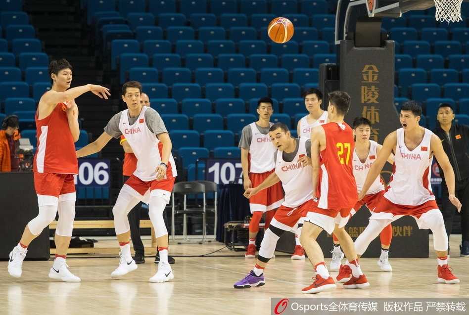 主教练李楠双手比划着战术手势，眼神坚毅，在场边大声呼喊着指导球员跑位，面对人员不整的困境，他正将压力转化为对年轻队员的激励。