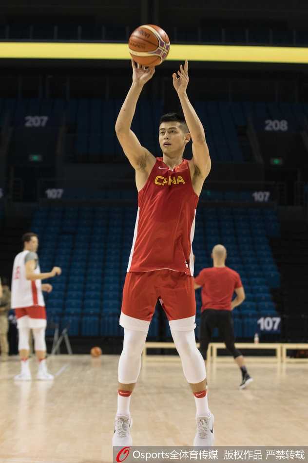 新任队长的方硕在训练中神情严肃，持球组织进攻，举手投足间多了一份沉稳与担当，他将成为教练组与年轻球员之间沟通的坚实桥梁。