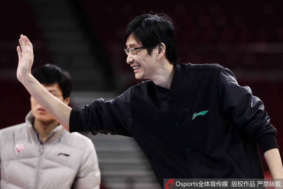 球队主教练杨忠双手抱胸站在场边，眉头微蹙审视着场上的每一次跑位，他的大脑正在飞速运转，为明晚的排兵布阵做着最后的推演。